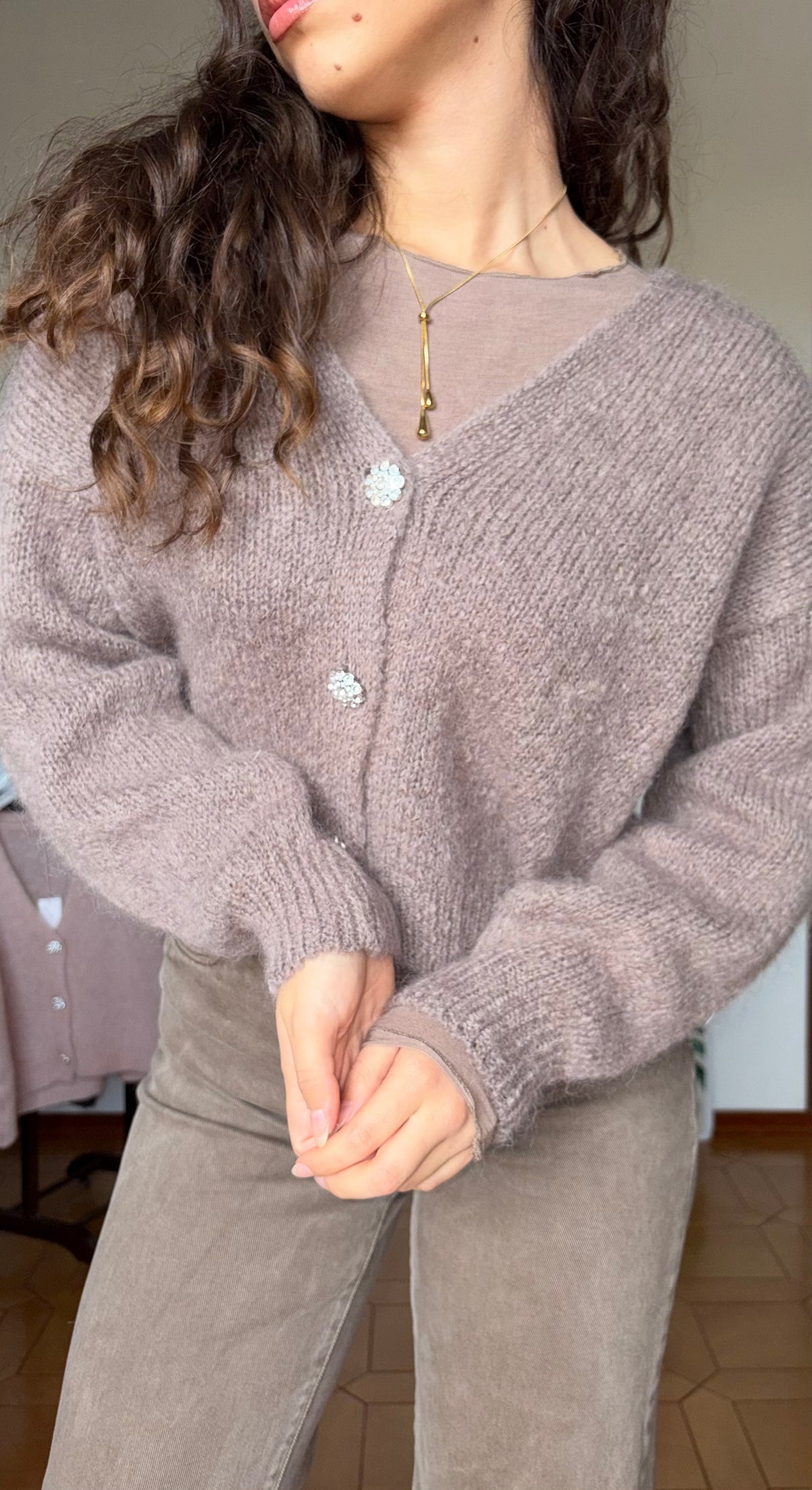 Cardigan con tre bottoni gioiello