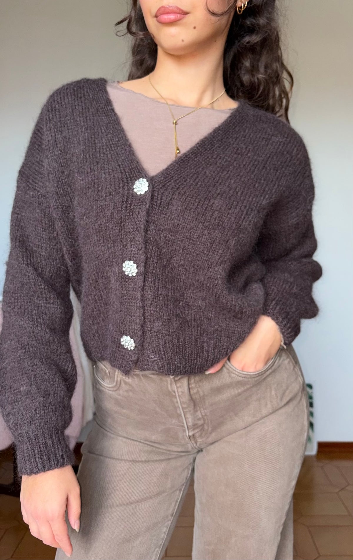 Cardigan con tre bottoni gioiello