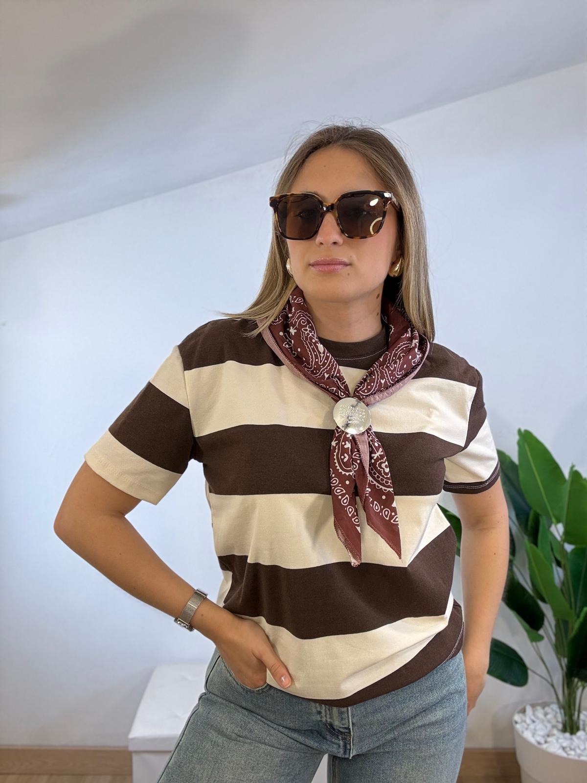T-shirt a righe marrone