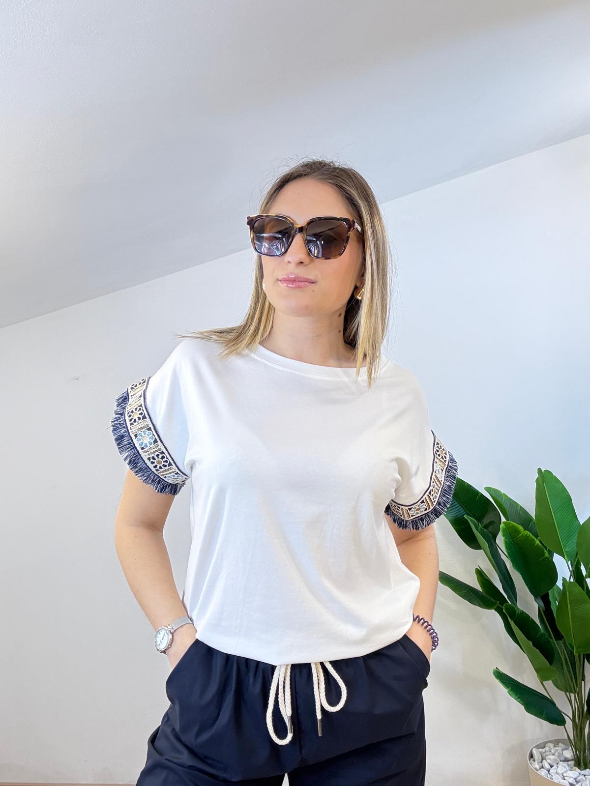 T-shirt con paillettes e frange