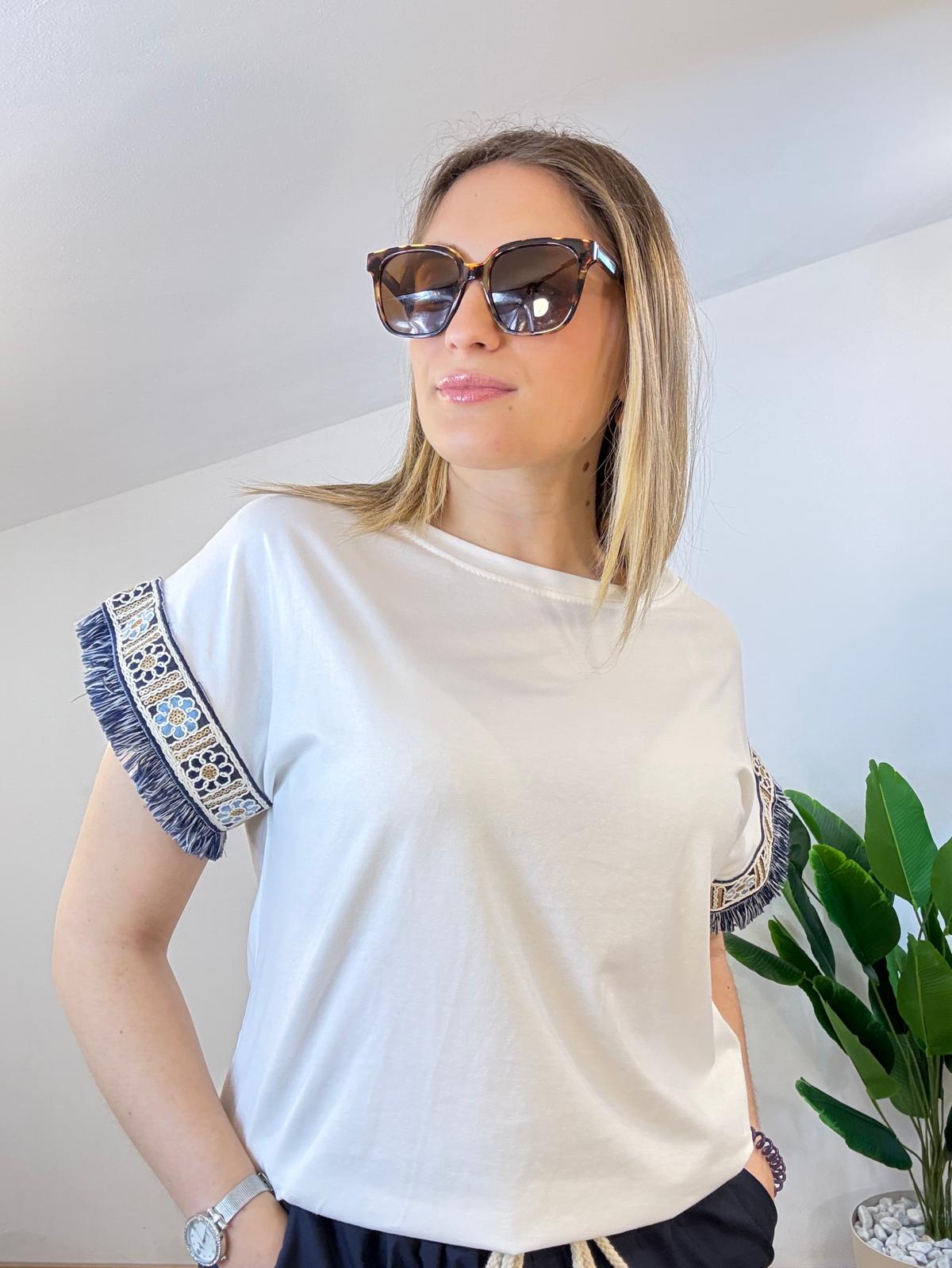 T-shirt con paillettes e frange